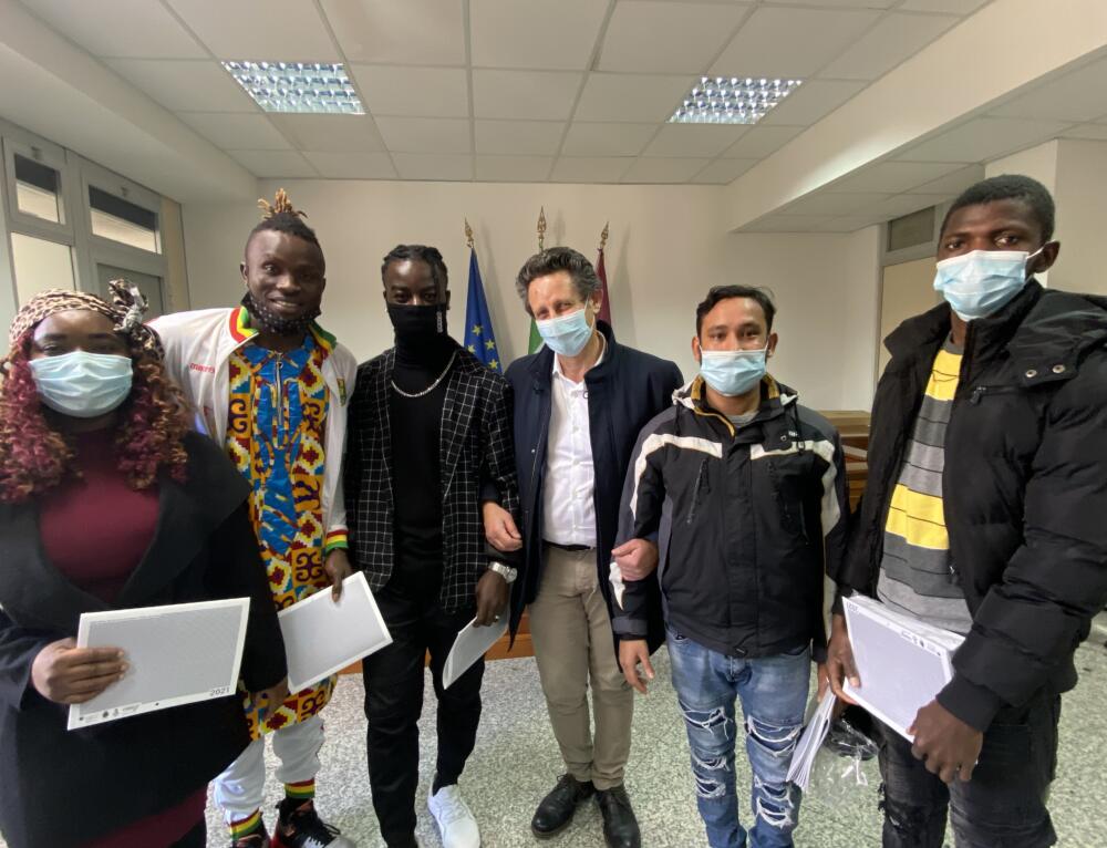 Accoglienza e integrazione. Consorzio Il Nodo: Dodici minori migranti,  protagonisti del Calendario 2021